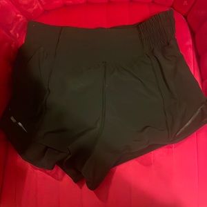 Lululemon high rise hotty hot shorts 2.5 size 4 in black